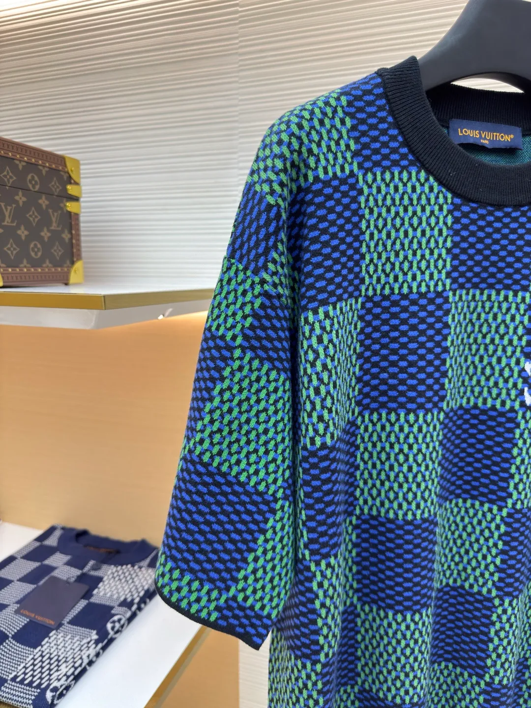 LOUIS VUITTON checkerboard woolen short sleeves ●Authentic product: Purchased and developed by 9850 ●Item number: 1680123-A35 ●Fabric: combed cotton yarn ●Technology: Woolen ●Version: Fitted version ●Size: XS-S-M-L ●Description: 100% fully combed cotton yarn is used, and the fabric pieces are woven using a Stoll 14-needle ultra-fine machine imported from Germany worth 47W. It is woven at a parallel and even speed with reference to the original single-sided partial net bottom hanging wool structure. Each piece takes 270 minutes to weave. During weaving, 16 sand spits are used to alternately knit back and forth. The number of knitting rows on a single piece of front clothing is as high as 6352. The newly woven garment has a lot of knots. It requires pure manual thread picking and knot head inspection. Only after random inspection can seam picking and washing be carried out. The overall wiring is straight and delicate. The fabric is comfortable and soft, and the color is consistent with no color difference. It can be matched with the same style to create a fashionable look, and can be used in various occasions. Customized accessories, complete with three standards, the same style for men and women!